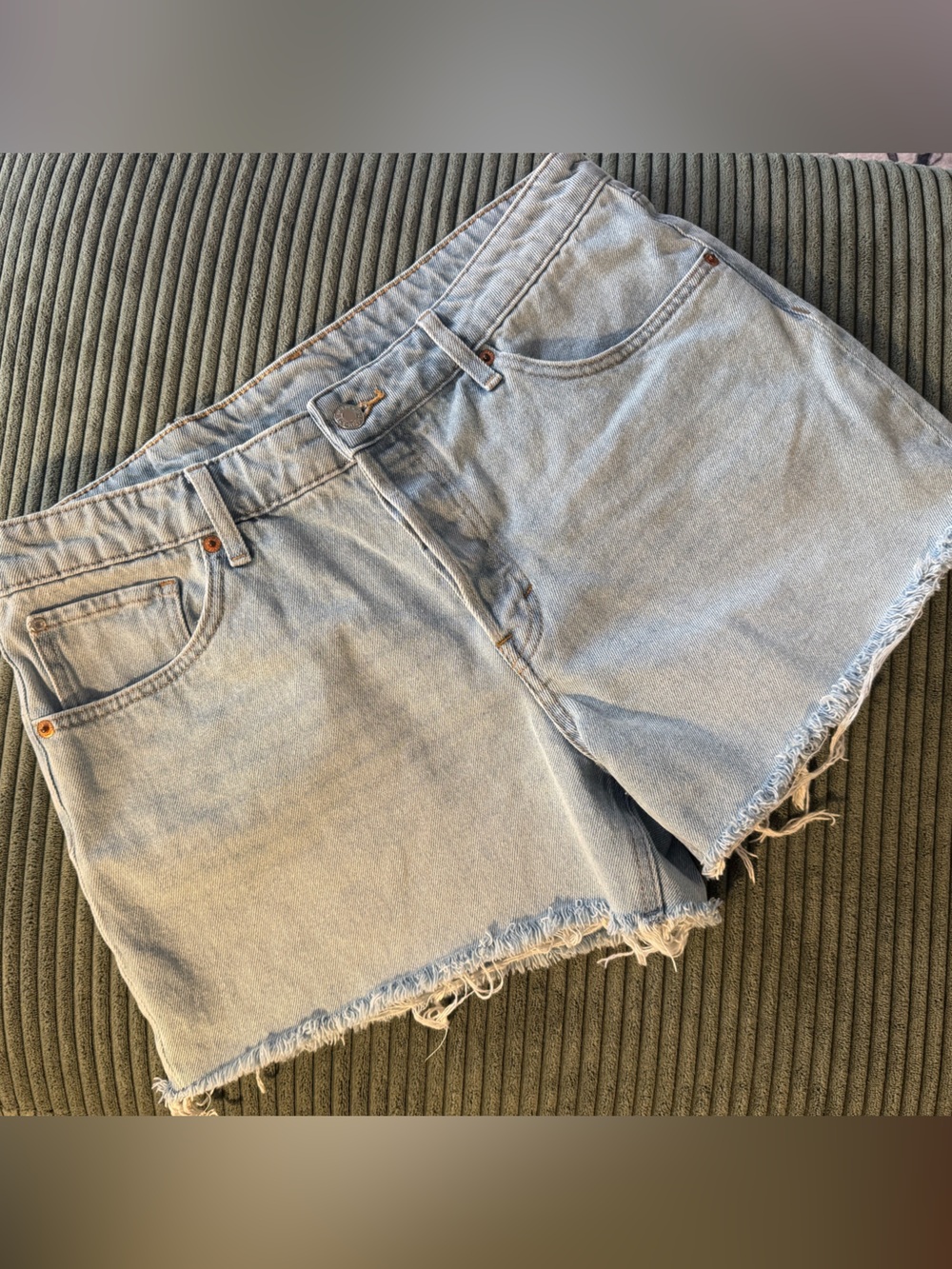 &Denim 90s Boyfriend Denim Shorts Size 8 Light Wash Frayed Hem